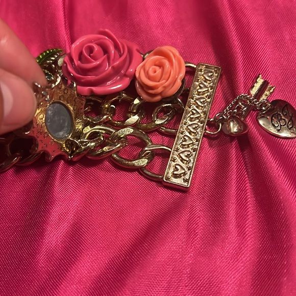 Betsey Johnson Rose Garden Collection chunky toggle Bracelet - Picture 5 of 7